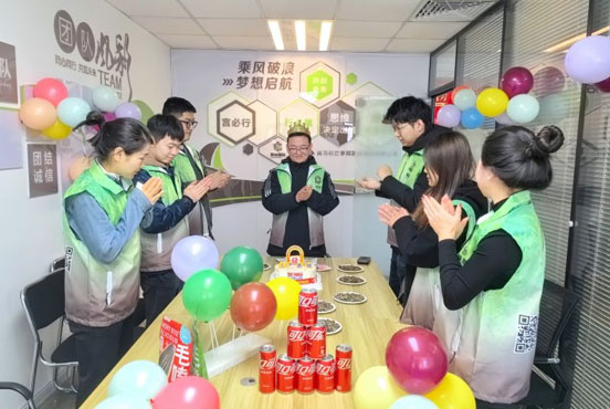 Святкуючи день народження, Qindao Lian Sheng International Trade Co., Ltd. зібралася разом
